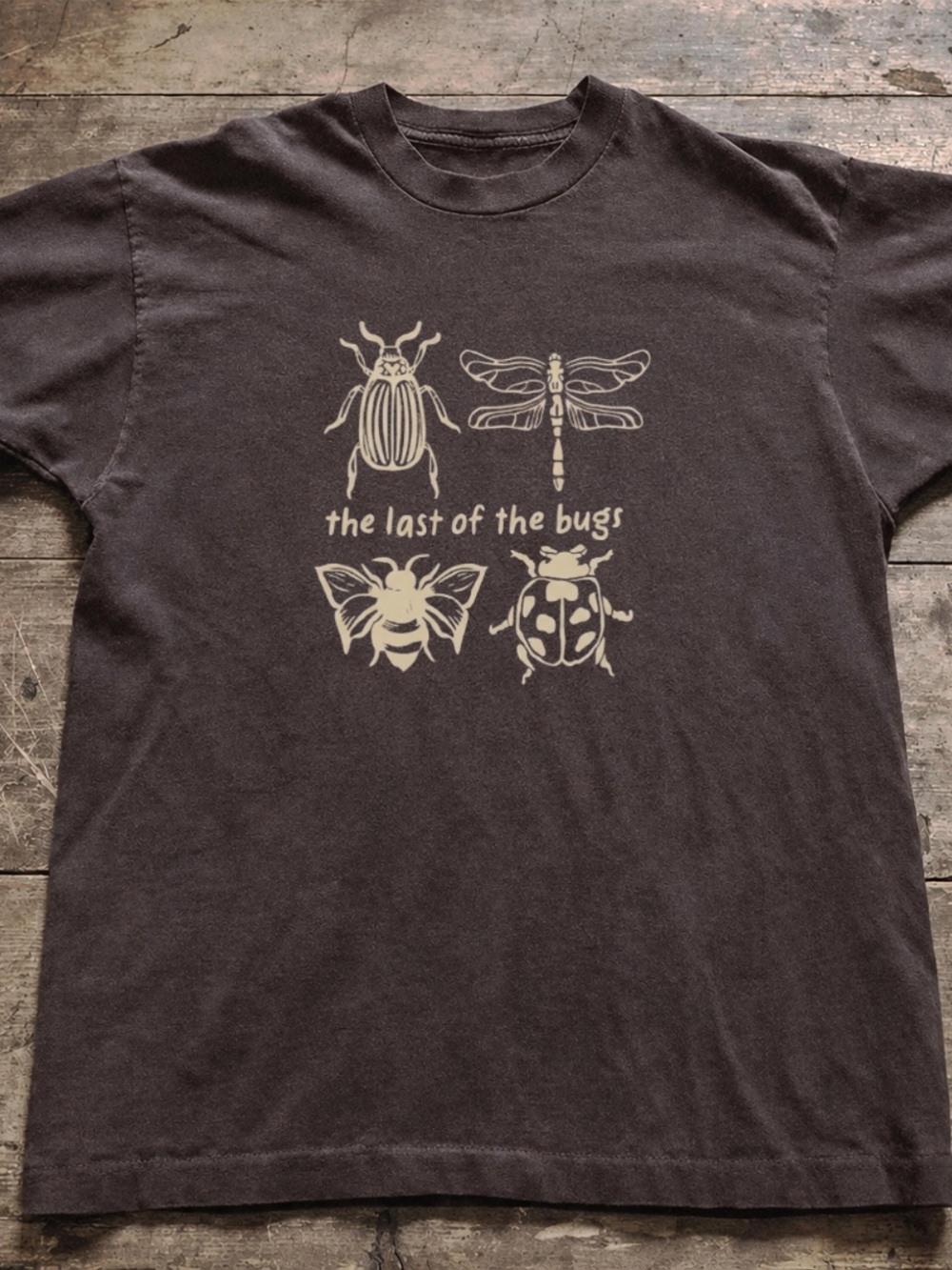 Gildan Men's Charcoal Graphic Tee with Bug Print